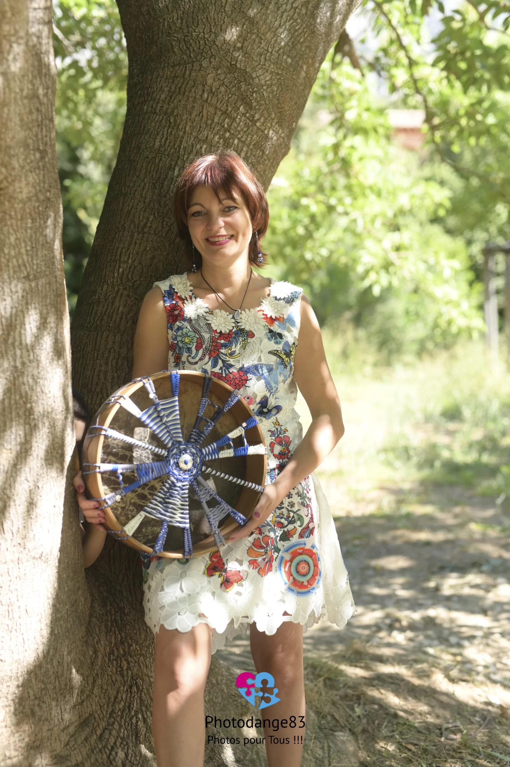 sandrine avec un tambour pour les ateliers et accompagnements